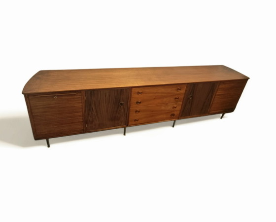 Image 1 of XX lang notenhout dressoir van William Watting voor Modernord, 1950s