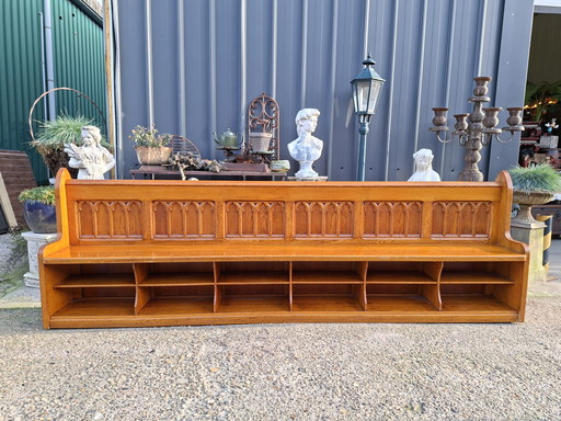 Grande banco da chiesa nel chiostro, dimensioni 280x43cm e altezza 90cm.