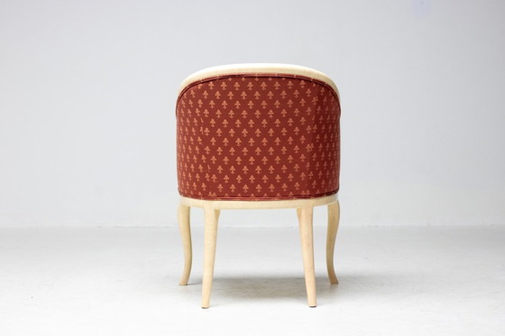 Image 1 of SILLÓN TRÜGGELMANN CON CUELLO DE CISNE — ESTRUCTURA DE MÁRMOL PINTADO Y DORADA, DAMASCO ROJO AMAPOLA