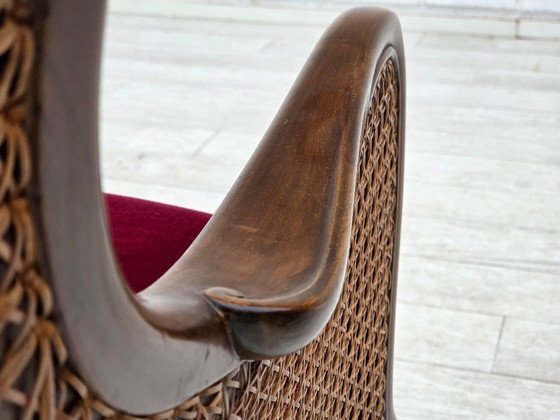 Image 1 of Canapé 3 places danois des années 1950, velours d'ameublement, bois de frêne, maille d'ameublement.