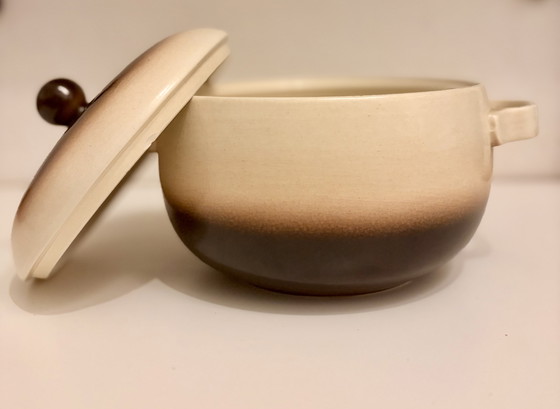 Image 1 of Vintage enameled cast iron casserole dish – beige & brown gradient