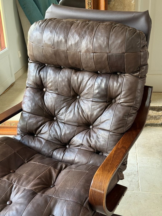 Image 1 of Scandinavische fauteuil uit de jaren 70, gemaakt van gebogen gelamineerd hout met een leren zitting.