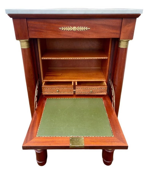 Image 1 of Scrivania in stile Impero con piano in marmo bianco, finitura mogano e ottone, 6 cassetti