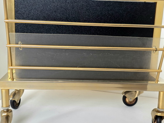 Présentoir à magazines vintage Hollywood Regency en laiton sur roulettes – Porte-revues, Brass, Plexiglass (photo 14 of 15)