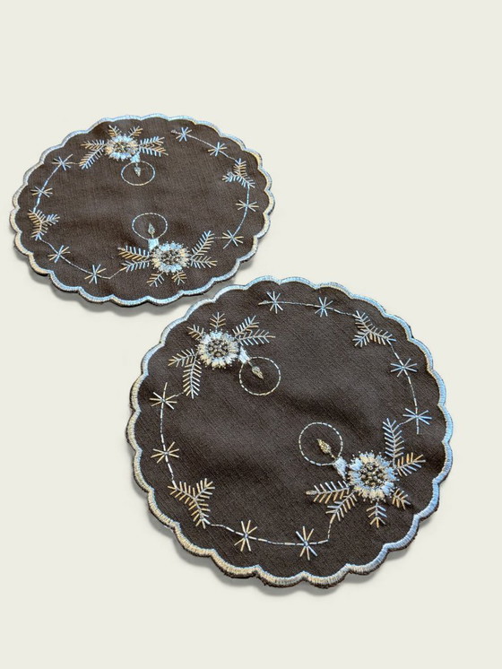 Image 1 of Raro ritrovamento! Set di tovaglie natalizie anni '80, marrone con ricami bianchi, 7 pezzi