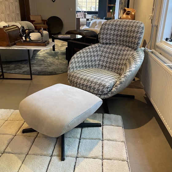 Image 1 of Poltrona Minotti Russell con pouf