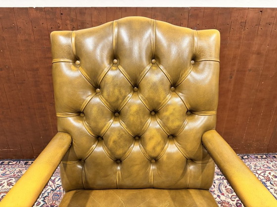 Klassischer englischer gelb/brauner Chesterfield Bürostuhl – Bürostühle, Leather, Metal (photo 5 of 7)