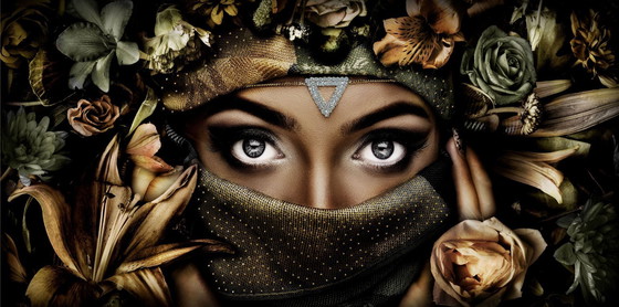 Image 1 of Volto di donna con fiori, farfalle e piume di pavone