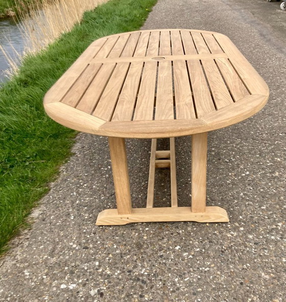 Image 1 of Gloster eleganter ovaler Teak-Gartentisch - wie NEU -