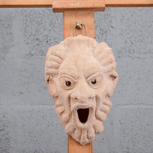 Máscara facial grotesca de terracota artesanal del siglo XX