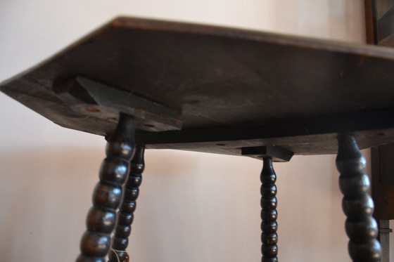 Image 1 of Vieille table d'appoint en chêne avec de magnifiques pieds incurvés et de jolies sculptures sur bois