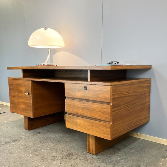 Image 1 of Bureau uit het midden van de 20e eeuw in Bauhaus-stijl, walnoothout, jaren 60.