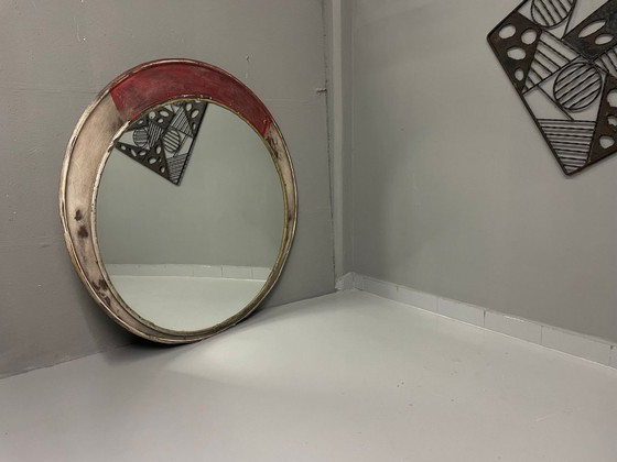 Image 1 of Vintage ronde spiegel met industrieel metalen frame en gelakte afwerking.