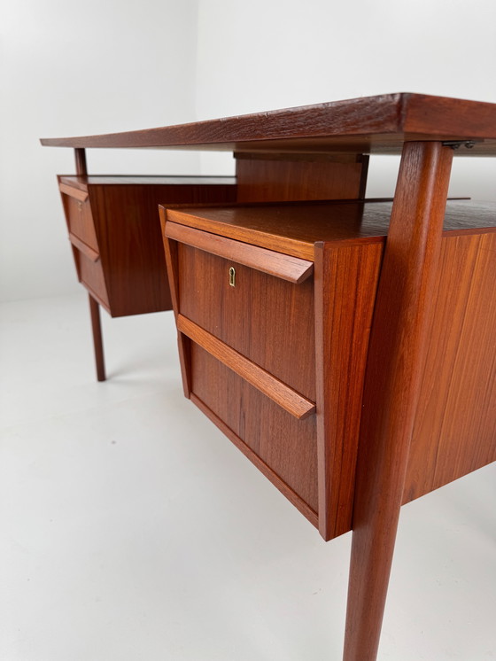Image 1 of Dänischer Chefschreibtisch aus Teakholz – Eleganter Arbeitsplatz im Stil der Mitte des 20. Jahrhunderts