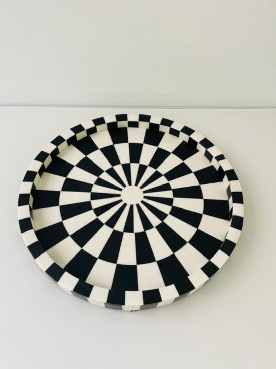Image 1 of Bandeja posmoderna en blanco y negro con estampado gráfico.