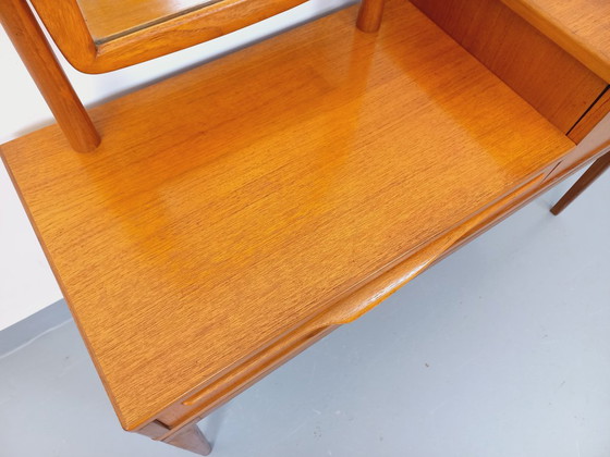 Image 1 of Kleine vintage Scandinavische teakhouten kaptafel met spiegel uit de jaren 60
