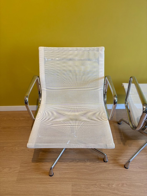 Image 1 of set di 2 sedie in alluminio VITRA EA108 di Eames