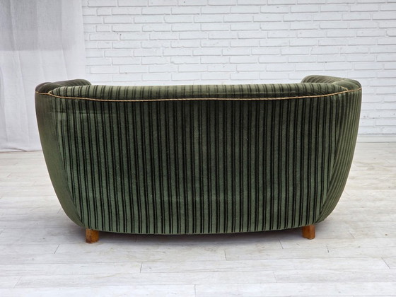 Dänisches 2-Sitzer-Gebogenes Sofa aus den 1960er Jahren, Bezug aus Velours, Eichenholz. – 2 Sitzer Sofas (photo 12 of 17)