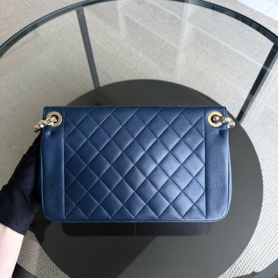 Image 1 of Chanel Chic With Me Medium - Lamsvacht gewatteerd 25 cm Marineblauw Goudkleurige hardware Serie 18