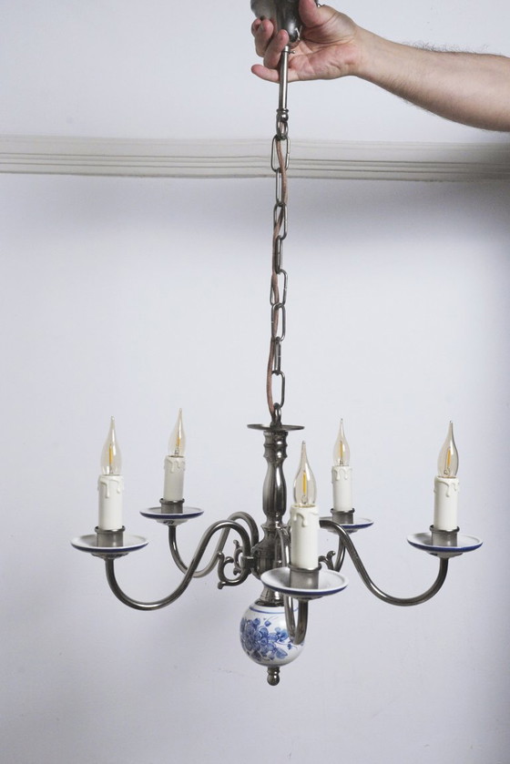 Image 1 of Lustre vintage en porcelaine de Delft bleu et blanc, suspension à 5 bras en céramique hollandaise de style cottagecore.