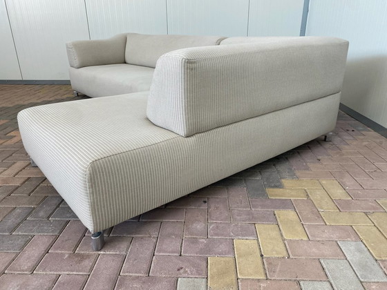 Image 1 of De stijlvolle Leolux Faya Lobi hoekbank in beige ribstof heeft een moderne, luxueuze uitstraling en biedt een ruime zithoek.