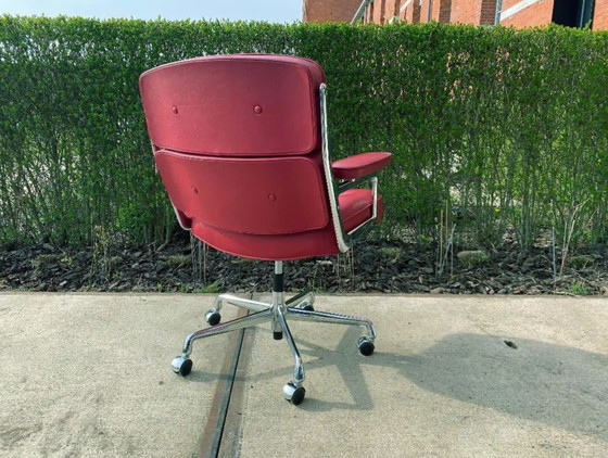 Image 1 of Silla de vestíbulo Eames Vitra 2008 color rojo piedra