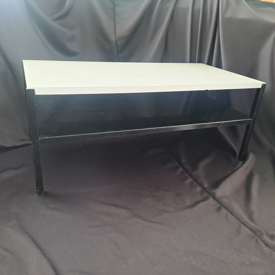 Image 1 of Tavolino da caffè vintage con piano in formica bianca – Rietveld per Ahrend