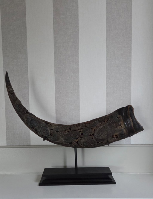 Grote, fijn bewerkte buffelhoorn versierd met koikarpers en waterlelies, gemonteerd op een stalen voetstuk. (ref 4119)