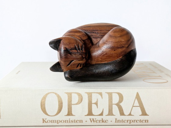 Image 1 of Figurine de chat siamois endormi à crinière de main | Teck milieu du siècle