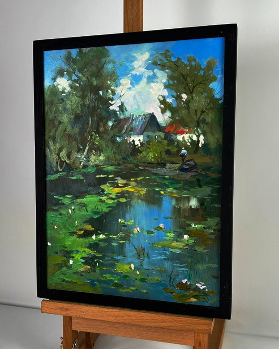 Image 1 of Peinture à l'huile originale représentant un paysage naturel, une campagne, un village et un lac derrière les arbres.