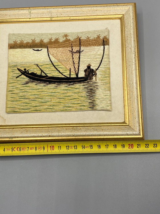 Ricamo di seta vietnamita – Pescatore con grande rete sul Mekong – c. – Dipinti e disegni, Silk (photo 8 of 8)