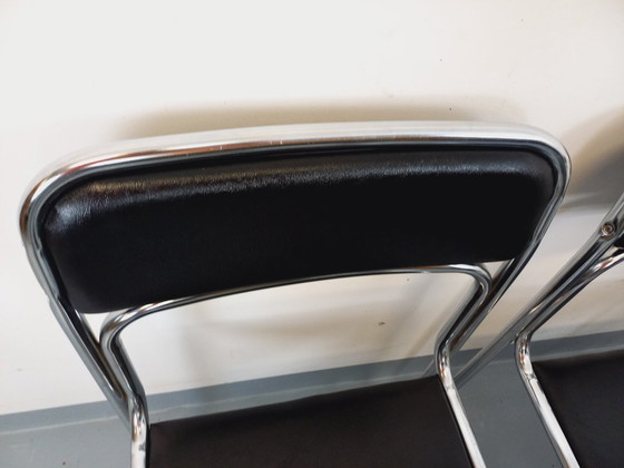 Image 1 of Suite de 6 chaises italiennes empilables vintage en métal chromé et skai noir des années 70 80