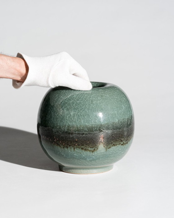 Image 1 of Keramikvase aus dem Studio Horst Kerstan – Kugel mit Celadon-Krakelierglasur, Deutschland, 1987