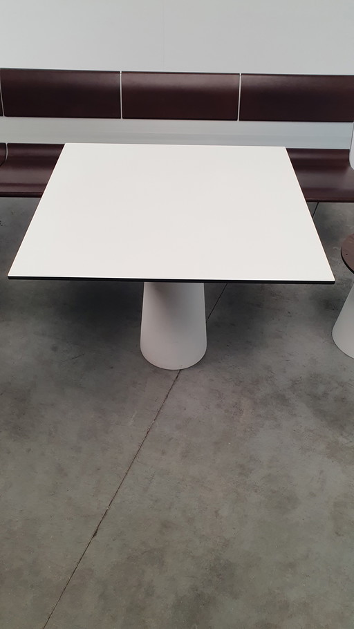 Moooi container table + low foot white classic dutch design
