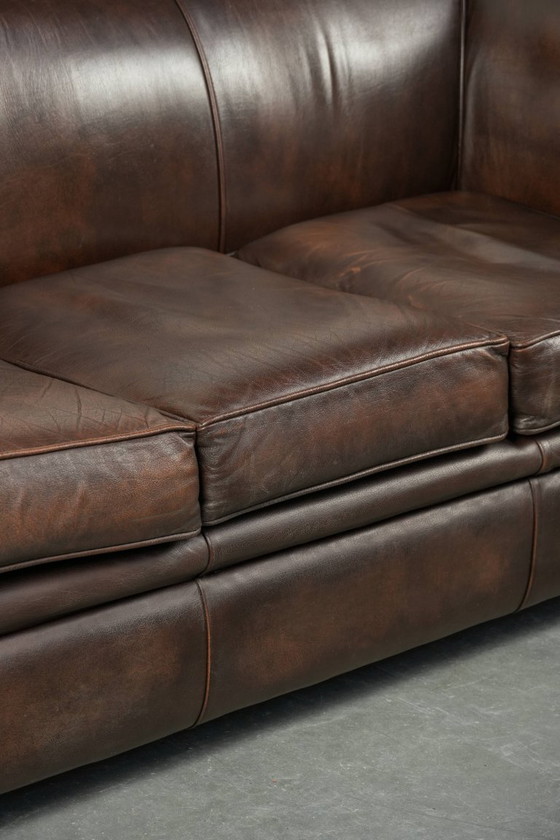 Lussuoso divano Chesterfield in morbida pelle bovina marrone, dal look inglese senza tempo. – Divani 2 posti (photo 12 of 16)