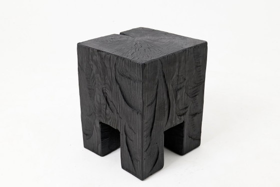 Image 1 of Table d'appoint/tabouret rustique sculptural, en chêne noir brûlé, sculpté, pièce unique, Logniture