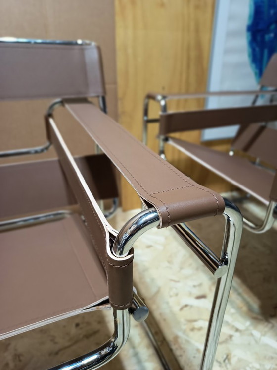 Image 1 of Poltrone Knoll Wassily B3 2 nuove/usate in pelle color noce di Marcel Breuer € 4.400