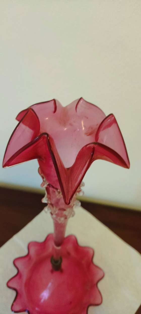 Image 1 of Epergne Vittoriano in Vetro Cranberry a Giglio Singolo – XIX Secolo