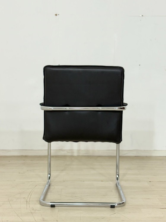 Image 1 of Elegante designfauteuil met cantilever-constructie in zwart leer.