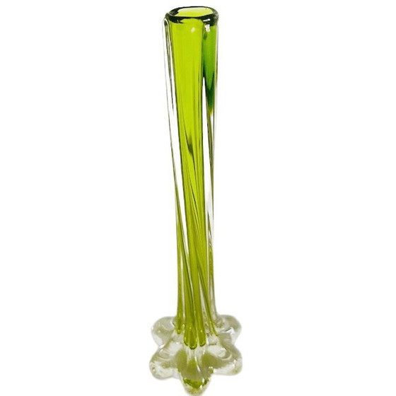 Image 1 of Vase vintage en verre vert torsadé, style milieu du siècle, années 1950