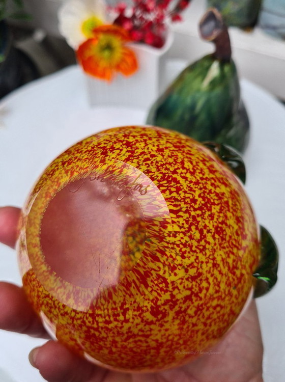 Image 1 of Manzana de vidrio macizo soplado a mano Johansfors ‘Astrakan’, diseño exclusivo de Luigi Barbaro.