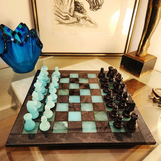 Image 1 of Jeu d'échecs de luxe vintage des années 1970 en véritable albâtre de Volterra sculpté à la main - Noir et bleu ciel - Fabriqué e