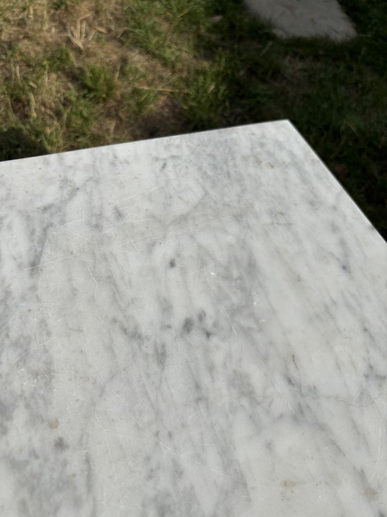 Image 1 of Ensemble de 2 tables d'appoint en marbre blanc en forme de U, design cubique
