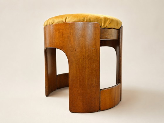 Image 1 of Pouf Sgabello Artigianale Vintage Anni ’60/’70 – Legno Curvato con Cuscino Sfoderabile in Velluto Ocra
