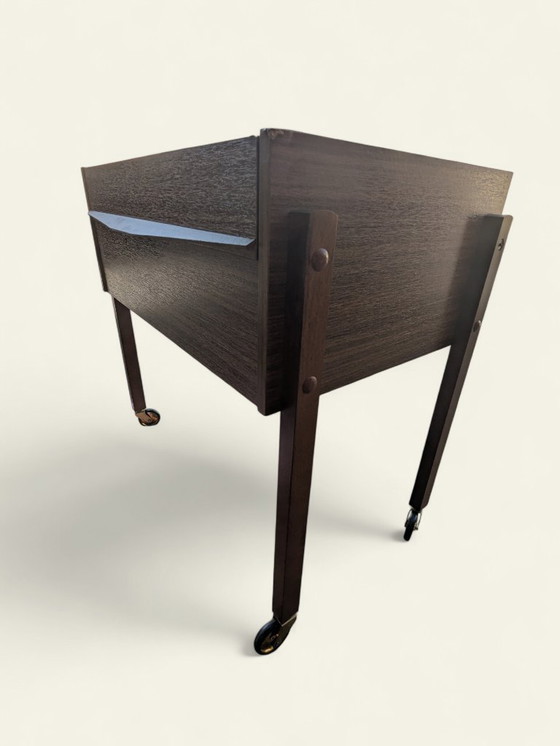 Image 1 of Une rareté ! Armoire à roulettes de couture vintage des années 70 - dessus ouvrant, utilisation polyvalente, design Mid Century