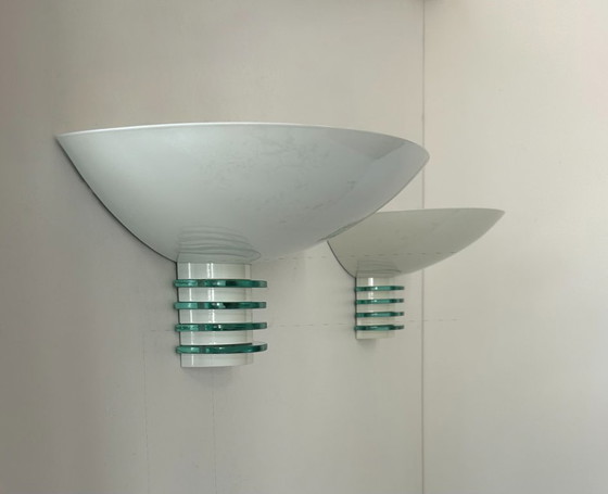 Image 1 of Coppia di applique postmoderniste, metallo bianco e vetro, Francia 1980