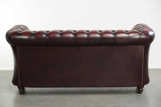 Sofá Chesterfield 2.5 plazas de cuero de buey rojo atemporal con una hermosa pátina – Sofás de 2 plazas (photo 3 of 13)
