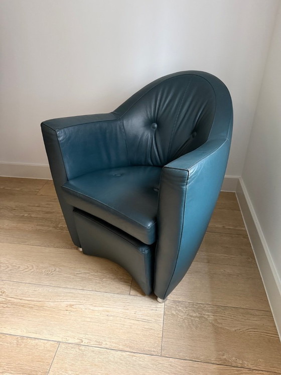 Image 1 of Sillón Leolux Carabita con otomana, tapizado en piel verde oscuro.