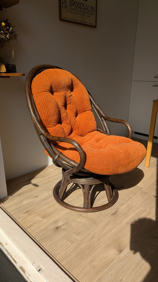 Drehsessel aus Rattan aus den 1970er Jahren, orangefarbenes Cordkissen