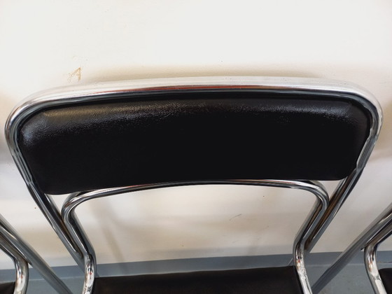 Image 1 of Suite de 6 chaises italiennes empilables vintage en métal chromé et skai noir des années 70 80